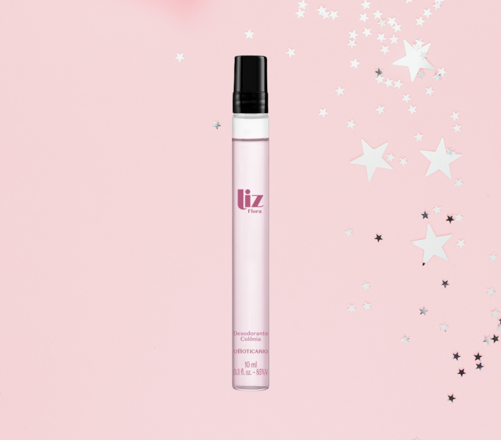 Liz Flora entre os mini perfumes do Boticário