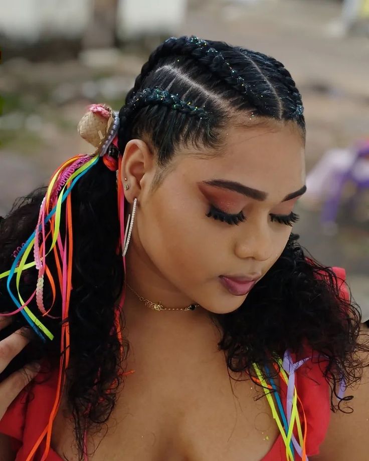 Tranças raiz com fitas e maria-chiquinhas atrás penteados festa junina cabelo cacheado