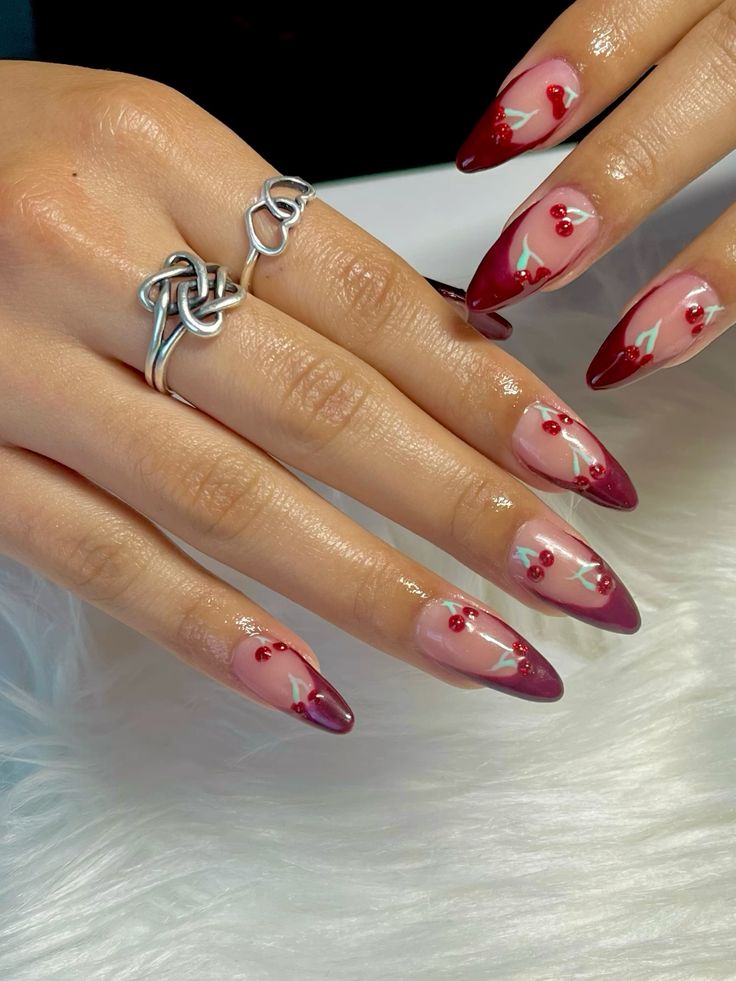unhas vermelho-cereja
