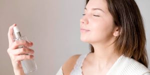 Mulher usando body splash