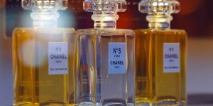 Três frascos de versões diferentes do perfume Chanel nº5