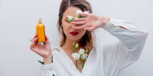 Mulher segurando um frasco de spray