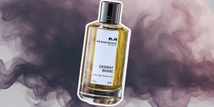 Perfume Cedrat Boise de Mancera em frente a uma névoa escura