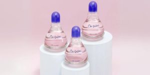 Três frascos do perfume Ma Chérie em exibição
