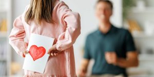 Menina prepara uma surpresa para o pai