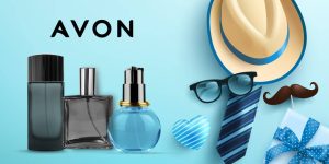 Montagem com objetos masculinos variados sobre uma superfície azul, frascos de perfumes e a logomarca da Avon
