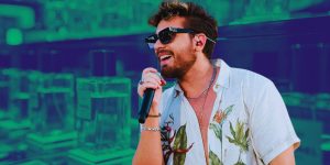 Gustavo Mioto em destaque numa montagem com uma prateleira de perfumes ao fundo