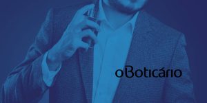 Homem passando perfume e uma logomarca do Boticário em destaque