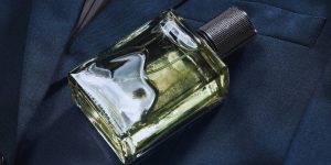Um frasco de perfume sobre um blazer masculino