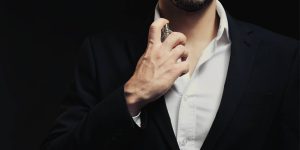 Homem de terno se perfumando