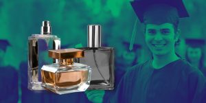 Frascos genéricos de perfumes masculinos em destaque; ao fundo, um homem com roupa de formando