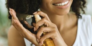 Mulher passando óleo capilar