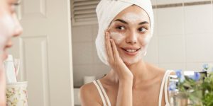 mulher em rotina de skincare