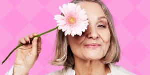 mulher segurando flor