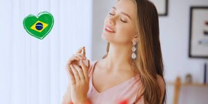 Mulher passando perfume; ao seu lado, a bandeira do Brasil em formato de coração