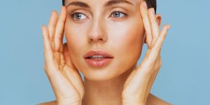 Cremes para firmar a pele do rosto da mulher madura